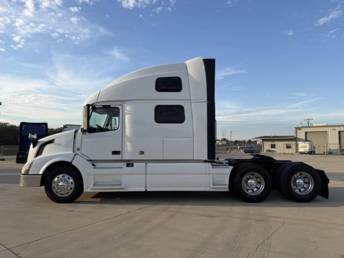 2017 Volvo VNL64T760-8