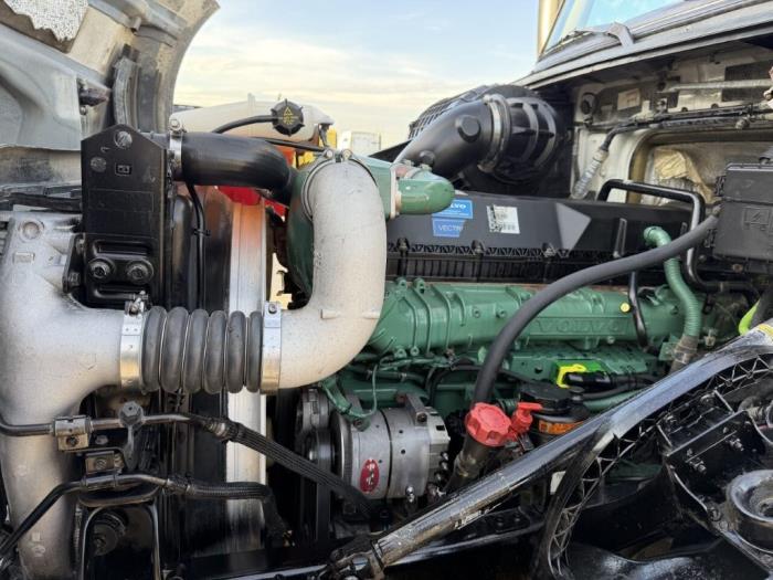 2017 Volvo VNL64T760-10