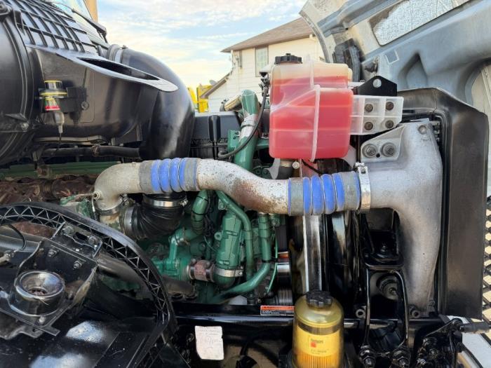 2017 Volvo VNL64T760-12