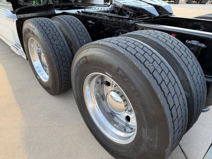 2017 Volvo VNL64T760-14