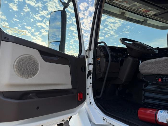 2017 Volvo VNL64T760-15