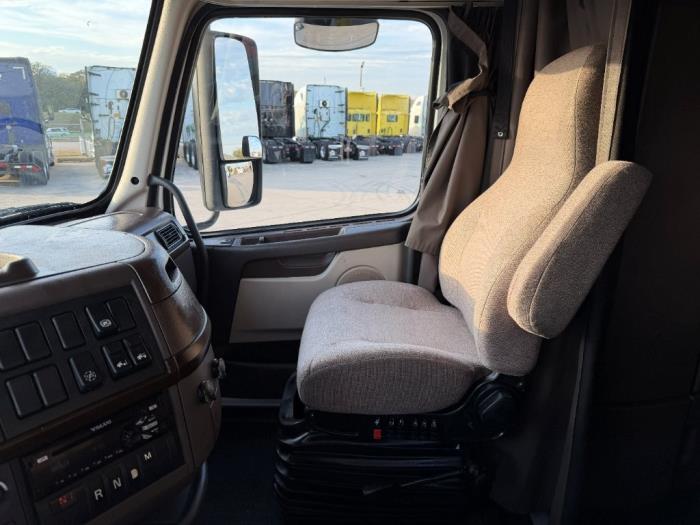 2017 Volvo VNL64T760-16