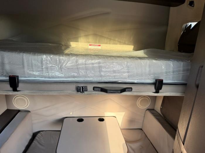 2017 Volvo VNL64T760-19