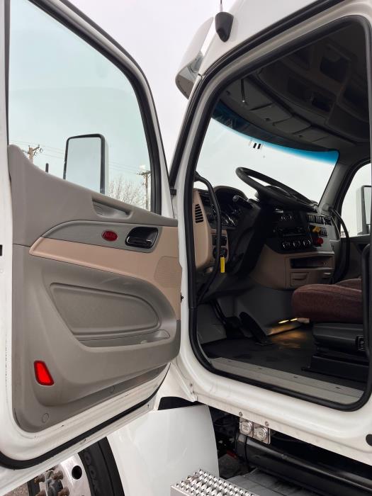 2022 Peterbilt 579-8