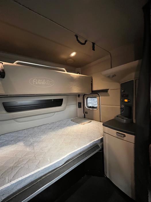 2022 Peterbilt 579-12