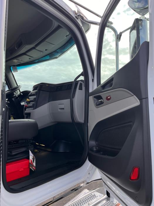 2026 Peterbilt 589-18