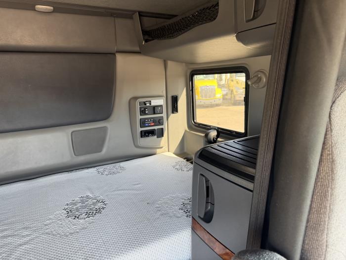 2022 International LT625-32