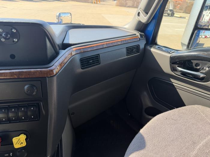 2022 International LT625-35