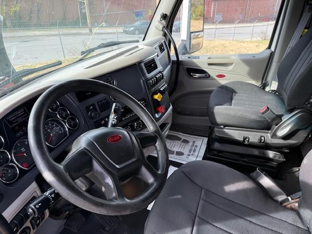2022 Peterbilt 579-5