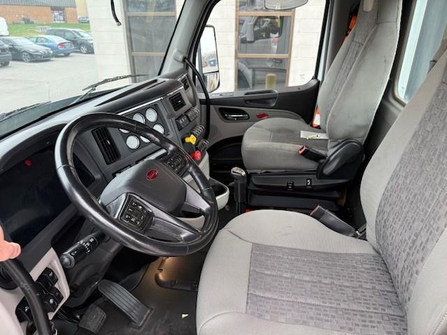 2023 Peterbilt 579-8