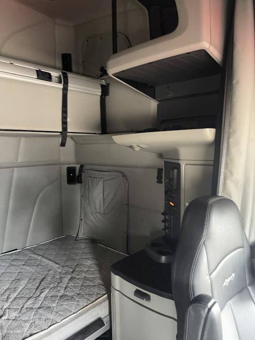 2022 Peterbilt 579-9