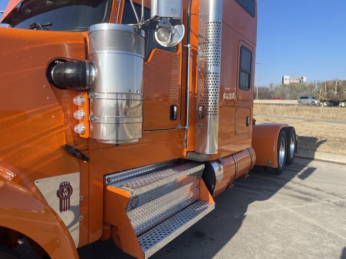 2022 Kenworth W900L-15