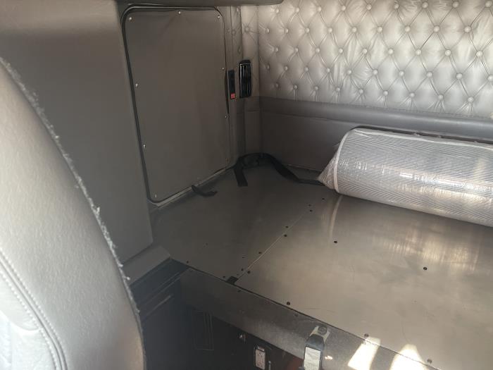 2022 Kenworth W900L-23