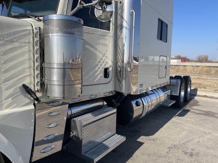 2019 Peterbilt 389-15