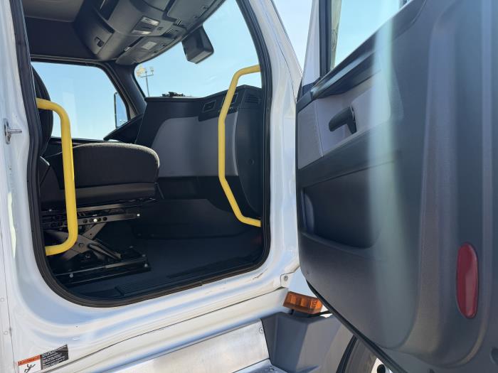 2022 Freightliner Cascadia-22