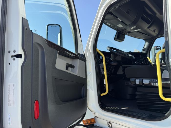 2022 Freightliner Cascadia-24