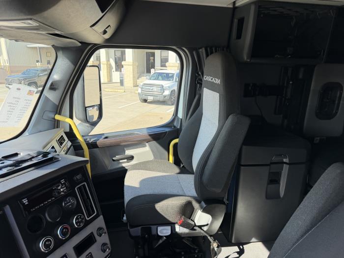 2022 Freightliner Cascadia-25