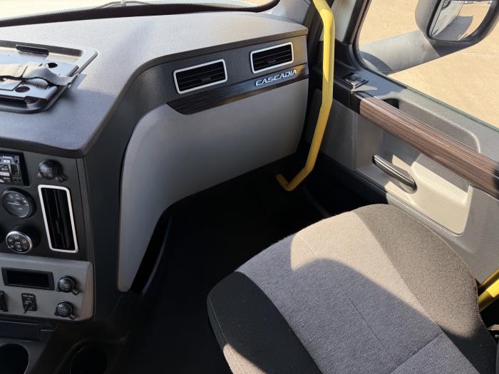 2022 Freightliner Cascadia-34