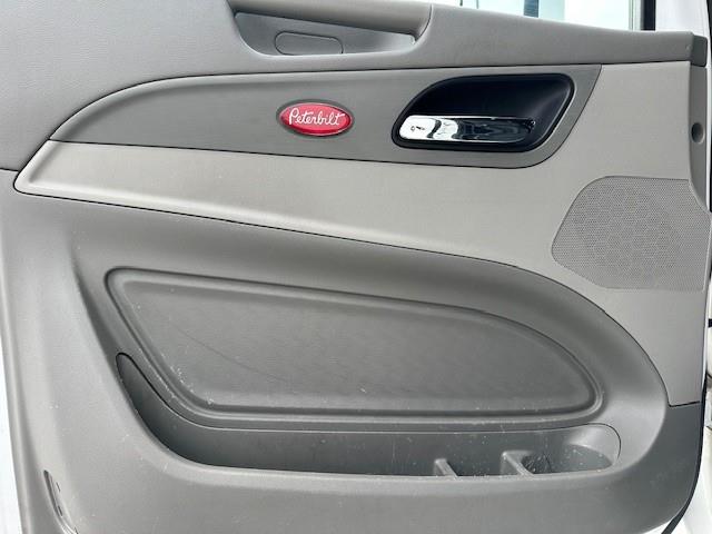 2022 Peterbilt 579-9