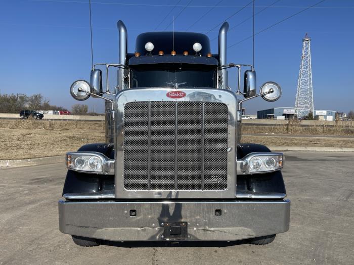 2022 Peterbilt 389-2