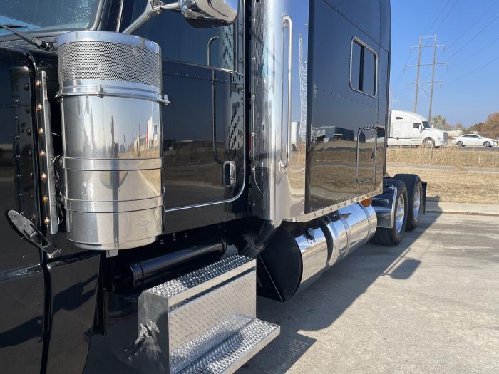 2022 Peterbilt 389-16