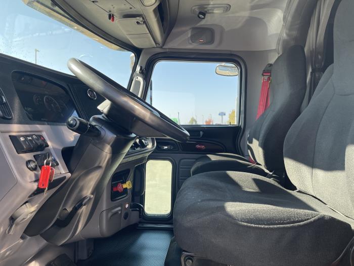 2022 Peterbilt 389-17