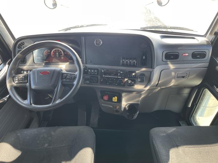 2022 Peterbilt 389-27