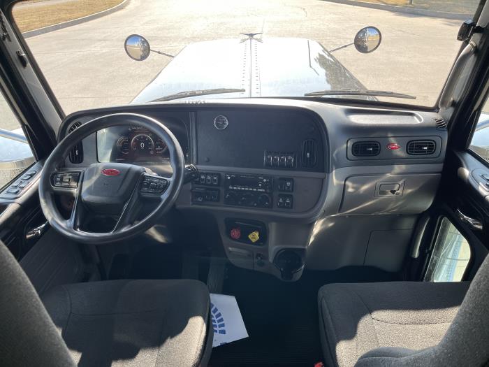 2022 Peterbilt 389-27