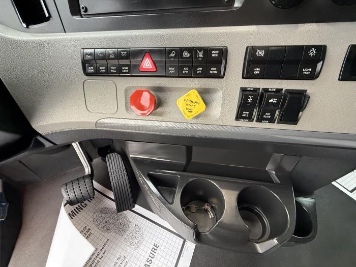 2022 Freightliner Cascadia-12