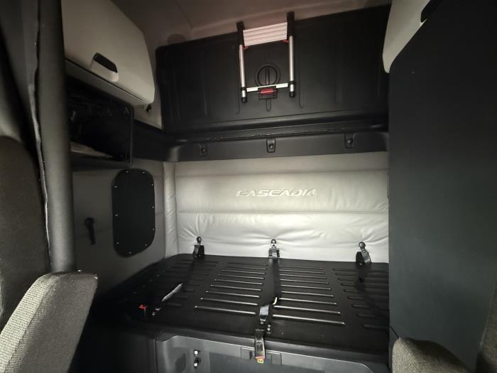 2022 Freightliner Cascadia-14