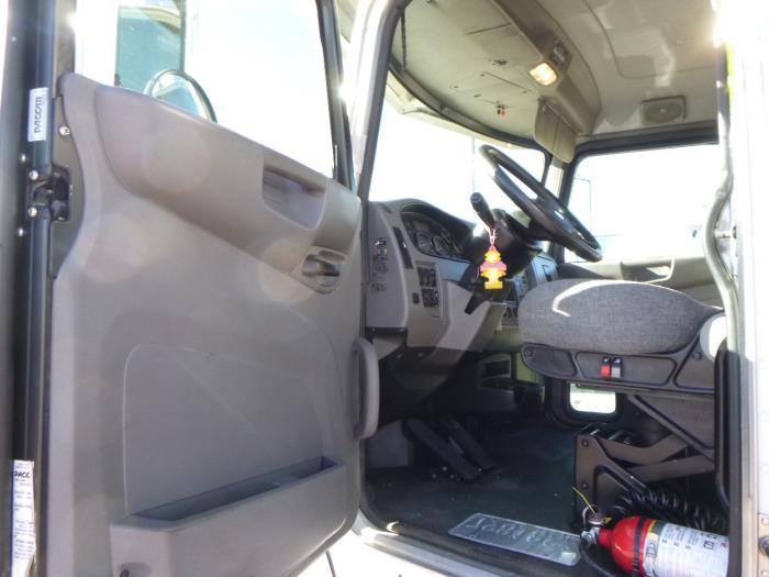 2020 Peterbilt 330-9