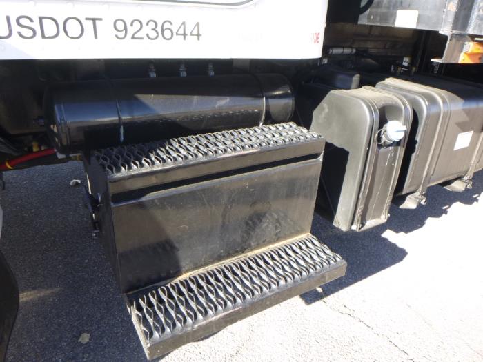 2020 Peterbilt 330-16