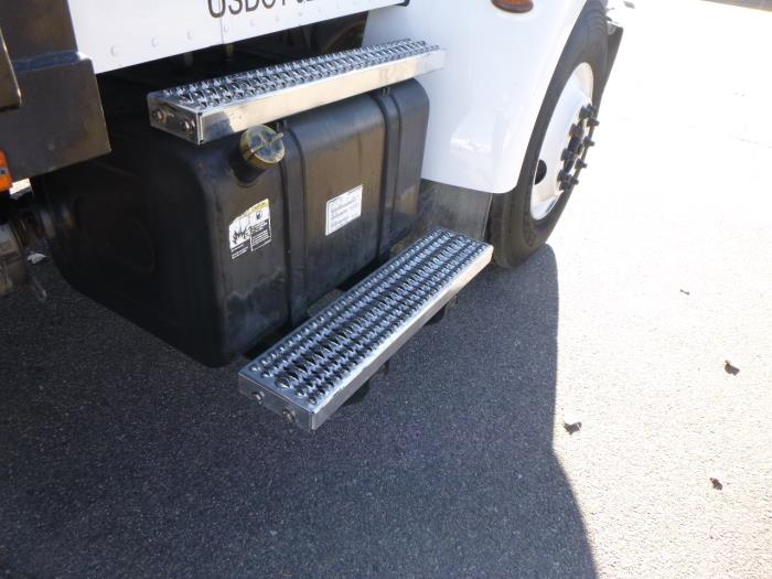 2020 Peterbilt 330-26