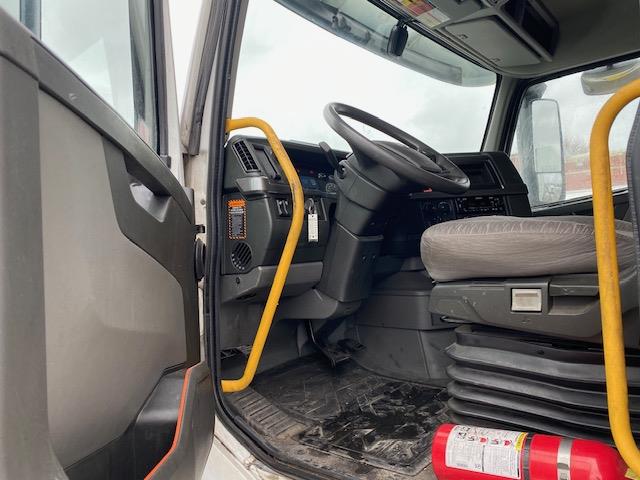 2023 Volvo VNR64T400-14