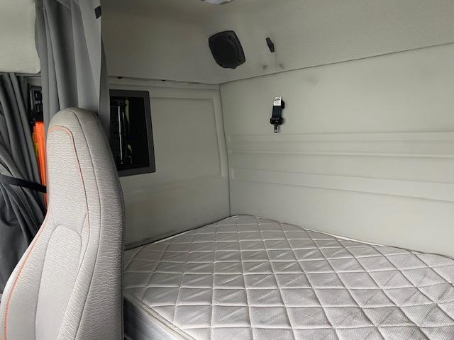 2023 Volvo VNR64T400-22