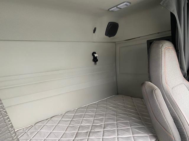 2023 Volvo VNR64T400-23