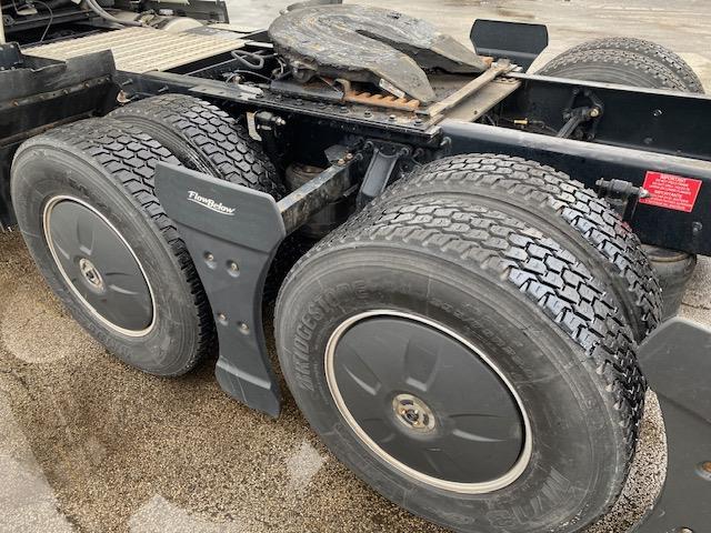 2023 Volvo VNR64T400-5