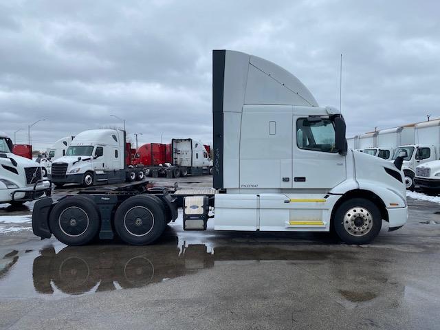 2023 Volvo VNR64T400-8