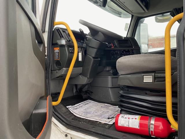 2023 Volvo VNR64T400-15