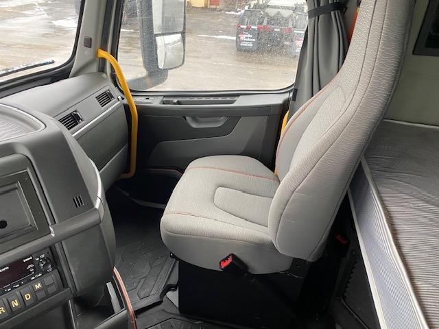 2023 Volvo VNR64T400-22