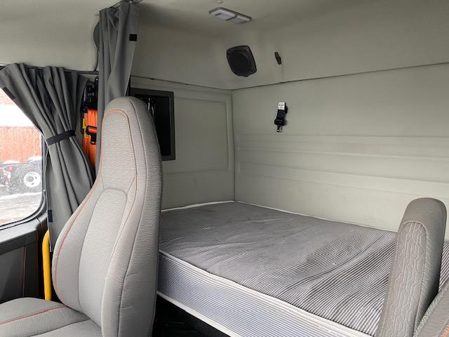 2023 Volvo VNR64T400-23