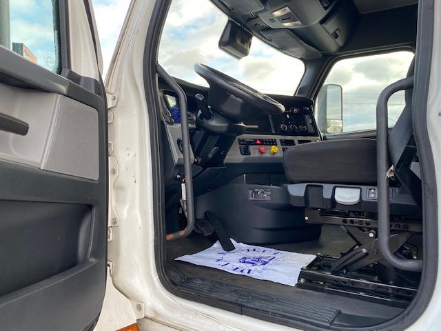 2020 Freightliner Cascadia-13