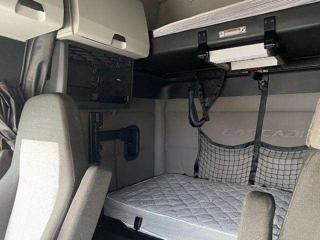 2020 Freightliner Cascadia-20