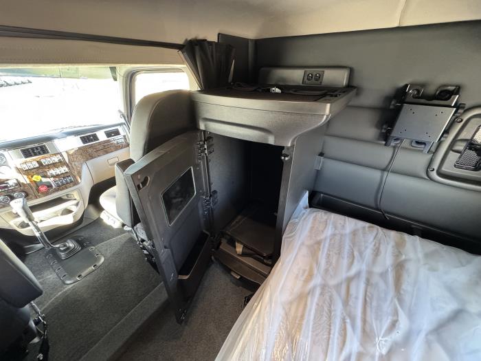 2026 Peterbilt 589-38