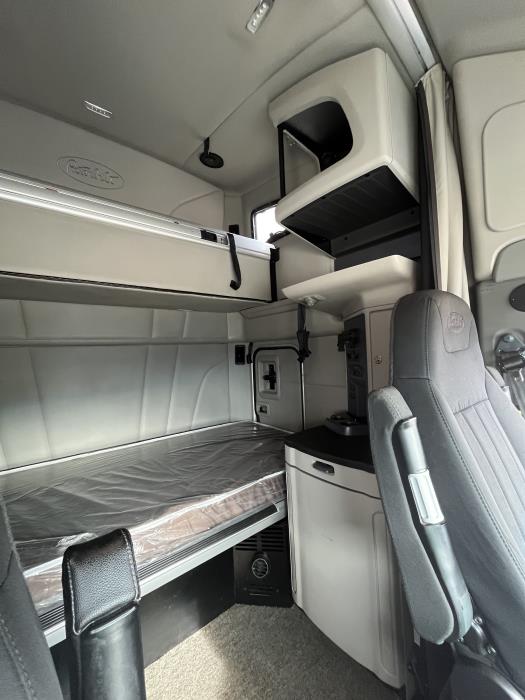 2022 Peterbilt 579-17