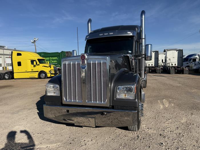 2022 Kenworth W990-26