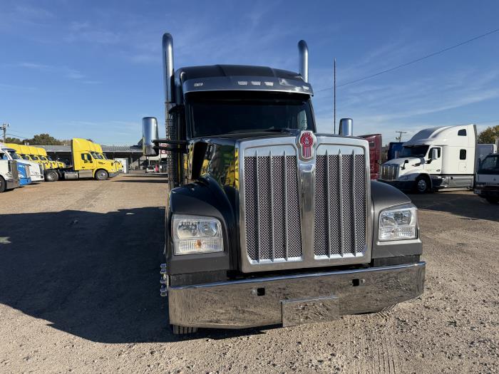 2022 Kenworth W990-28