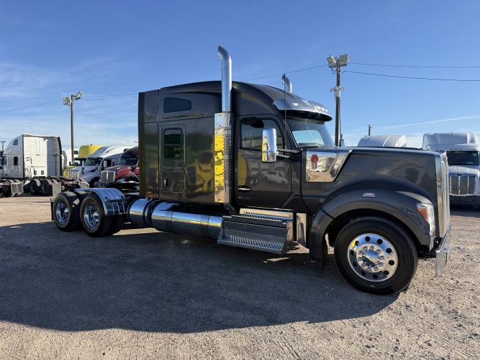 2022 Kenworth W990-31