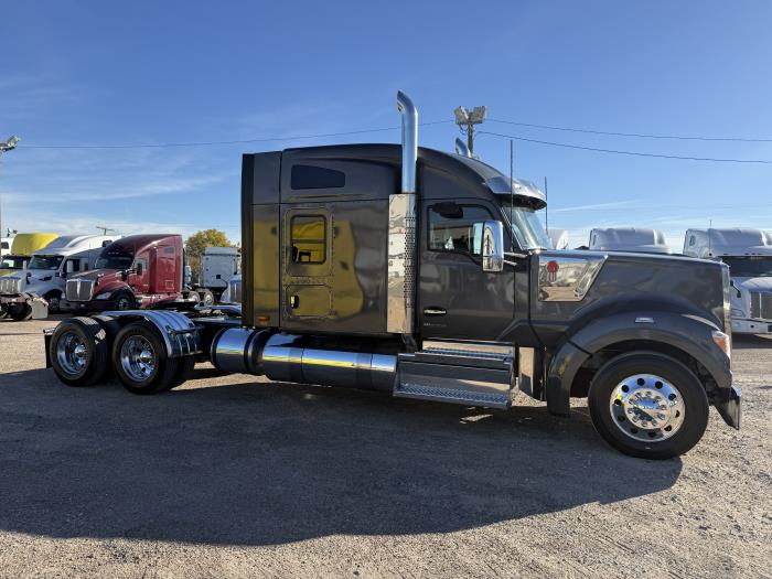 2022 Kenworth W990-32