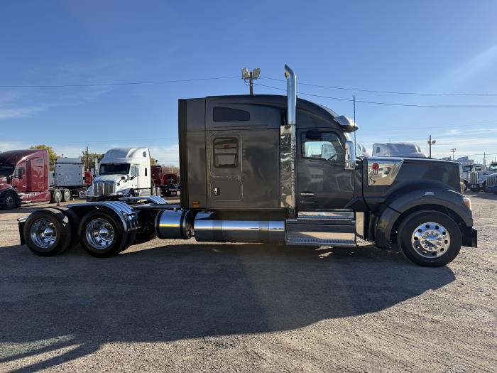 2022 Kenworth W990-33
